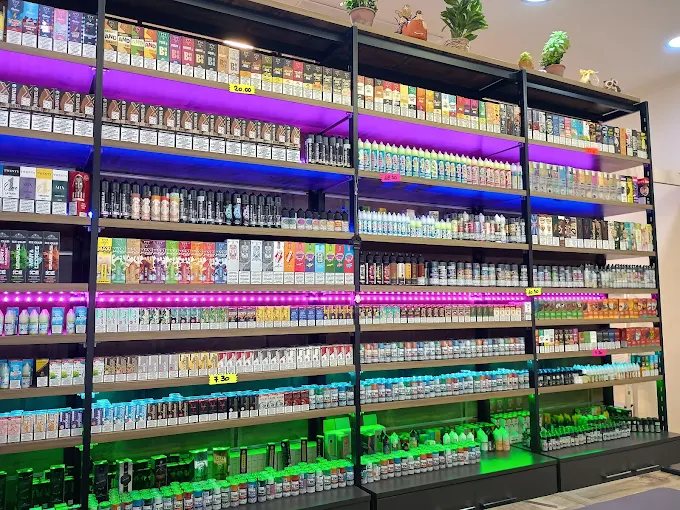 Scaffali di liquidi e dispositivi nel negozio SvapoCloud